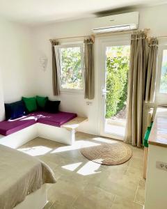 um quarto com uma cama e uma janela em Lagoon Apartment em Dahab