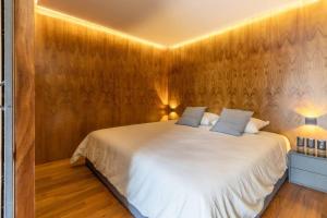 Un dormitorio con una gran cama blanca con dos almohadas. en Zielo Studio apt 2Bdrm 1bath fits 6 AC Rooftop, en Ciudad de México