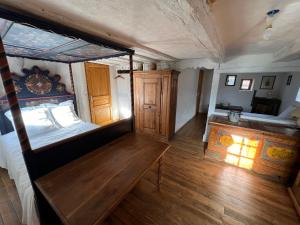 vistas a un dormitorio con cama y suelo de madera en Gîte du Brocanteur, en Scherwiller