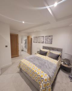 Tempat tidur dalam kamar di Luxury 2 Bed Apartment In The Heart Of Rochester