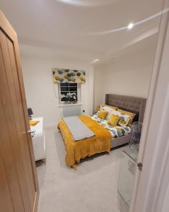 A bed or beds in a room at Luxury 2 Bed Apartment In The Heart Of Rochester