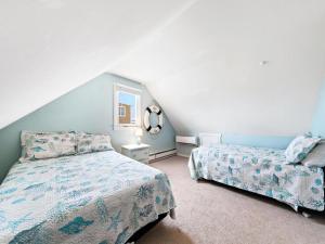 um quarto com 2 camas e um espelho na parede em Beautiful Home In Manahawkin With 3 Bedrooms And Wifi em Manahawkin