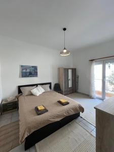 sypialnia z dużym łóżkiem z dwoma ręcznikami w obiekcie Lefkothea's central apartment w Salonikach