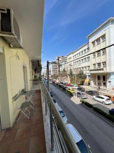 balkon z widokiem na ulicę miejską w obiekcie Lefkothea's central apartment w Salonikach