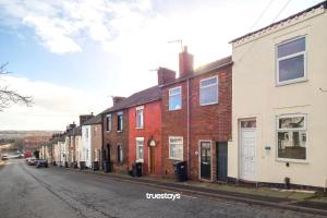 eine Reihe von Häusern in einer leeren Straße in der Unterkunft Penkhull House by Truestays - 4 Bedroom House in Stoke-on-Trent in Stoke on Trent