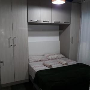 Cette petite chambre comprend un lit et une armoire. dans l'établissement Casa baiana, à Itatiaia