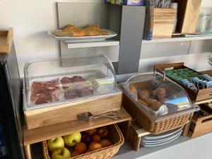 une cuisine avec quelques paniers de fruits et légumes dans l'établissement AleVa b&b, à Vieste