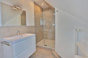 a bathroom with a sink and a shower at Techts Strandhaus in Timmendorfer Strand