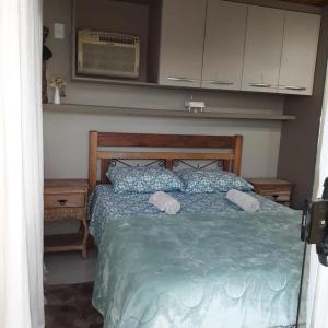 1 dormitorio con 1 cama con cabecero de madera en Casa baiana en Itatiaia
