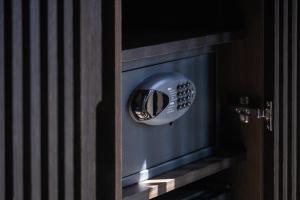 una cassaforte con porta aperta con manopola di Kotinos Beach Hotel a Gokceada Town