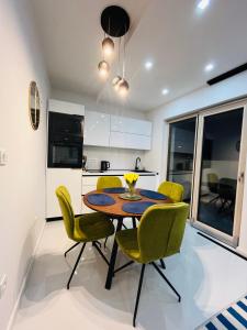 uma cozinha e sala de jantar com mesa e cadeiras em Apartman N&N em Koprivnica