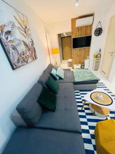 uma sala de estar com um sofá e uma mesa em Apartman N&N em Koprivnica
