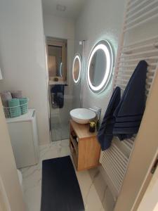 コプリヴニツァにあるApartman N&Nのバスルーム(洗面台、鏡付)