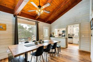 Dapur atau dapur kecil di Quiet and Peaceful Home in Allenspark with Deck!