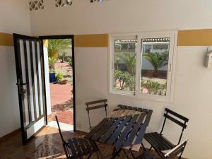 - une table et des chaises dans une chambre avec terrasse dans l'établissement Casa Montana tranquilidad en la Costa Cálida, à Mazarrón