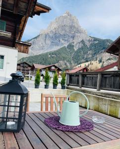 una mesa con una lámpara y una montaña en el fondo en Charming, well-equipped Alpine apartment en Kandersteg