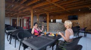 zwei Frauen an einem Tisch in einem Restaurant in der Unterkunft Fox house resort Apartment hotel in Hurghada