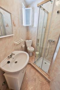 a bathroom with a sink and a shower and a toilet at Apartamentos Camelle in Camelle