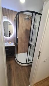 een badkamer met een douche en een wastafel bij Cozy Center Apartment in Druskininkai in Druskininkai