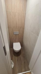 een kleine badkamer met een toilet in een stal bij Cozy Center Apartment in Druskininkai in Druskininkai