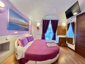 ein Schlafzimmer mit einem großen Bett mit einer lila Decke in der Unterkunft CANTU' SUITE in Catania