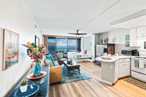 une cuisine et un salon avec un canapé et une table dans l'établissement Valley Isle 1207, à Kahana