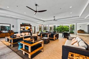 un grand salon avec des canapés et des tables dans l'établissement Valley Isle 1207, à Kahana