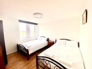 1 Schlafzimmer mit 2 Betten und einem Fenster in der Unterkunft Comfy Two bedroom Flat Edgeware Road In Central London in London