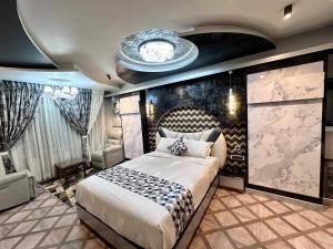 Beverly villa في أوتي: غرفة نوم بسرير كبير وجدار كبير