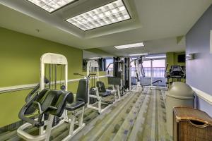 una palestra con tapis roulant e sedie in una stanza di Dream Vacation Home, Direct Ocean Front at Camlot on the 14th Floor a Myrtle Beach
