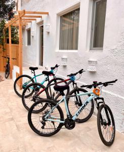 três bicicletas estacionadas em frente a um edifício em Lagoon Apartment em Dahab