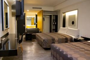 Un pat sau paturi într-o cameră la Hotel Harare
