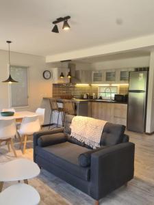 ビージャ・ラ・アンゴストゥーラにあるCasa Sukha ALOJAMIENTOS PATAGONICOSのソファとキッチンのあるリビングルーム +24枚の写真