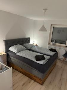 1 dormitorio con 1 cama grande en una habitación en Haus Kreienmoor, en Schwanewede