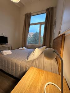 ビージャ・ラ・アンゴストゥーラにあるCasa Sukha ALOJAMIENTOS PATAGONICOSのベッドルーム1室(窓、テーブル付)