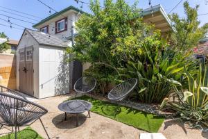 un jardín con sillas y un pequeño cobertizo en Culver City 1920s Bungalow on Shady Cul-du-Sac, en Los Ángeles