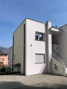biały budynek z bocznymi schodami w obiekcie Green Home - Bellagio Apt w Como