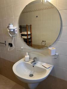 bagno con lavandino e specchio di 10 minuti dall'areoporto Orio al Serio BGY a Zanica