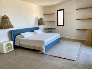 1 dormitorio con cama azul y alfombra en Villa La Bella Vita, en Petrosino