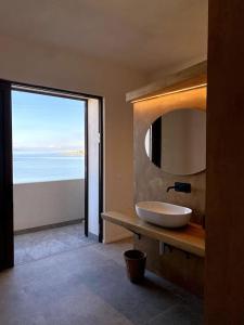 baño con lavabo y vistas al océano en Villa La Bella Vita, en Petrosino