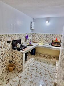 - une cuisine avec évier et comptoir dans la chambre dans l'établissement Résidence SEHRAWILOCATION, à Errachidia