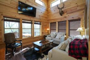 Cabaña con sala de estar con sofá y TV. en New Lux Cabin Hot Tub FirePit Games, 