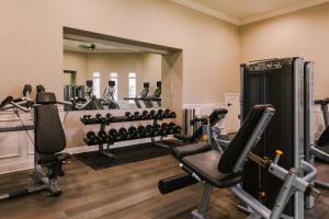 een fitnessruimte met een rij loopbanden en gewichten bij Sonder at Vista Cay in Orlando
