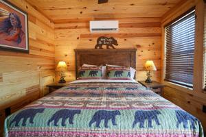 1 dormitorio con 1 cama en una cabaña de madera en Exquisite Modern Lux Cabin Hot Tub FirePit Games, 