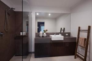 Ένα μπάνιο στο Retreat 34a- stunning views and meticulous design