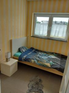 Habitación pequeña con cama y ventana en Nice Room with single bed in a new house in Vichten, en Vichten