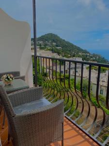 Capri Suite Dreams في كابري: شرفة مع كراسي وإطلالة على المحيط
