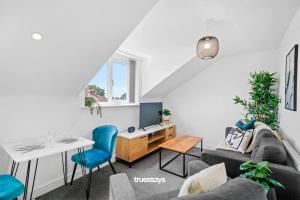 Posedenie v ubytovaní 6 Sarah House by Truestays - 2 Bedroom Apartment - FREE Wifi & Parking