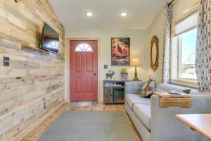 Μια τηλεόραση ή/και κέντρο ψυχαγωγίας στο Cozy Dillon Retreat Fireplace, Mountain Views!