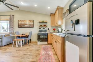 A kitchen or kitchenette at Cozy Dillon Retreat Fireplace, Mountain Views!